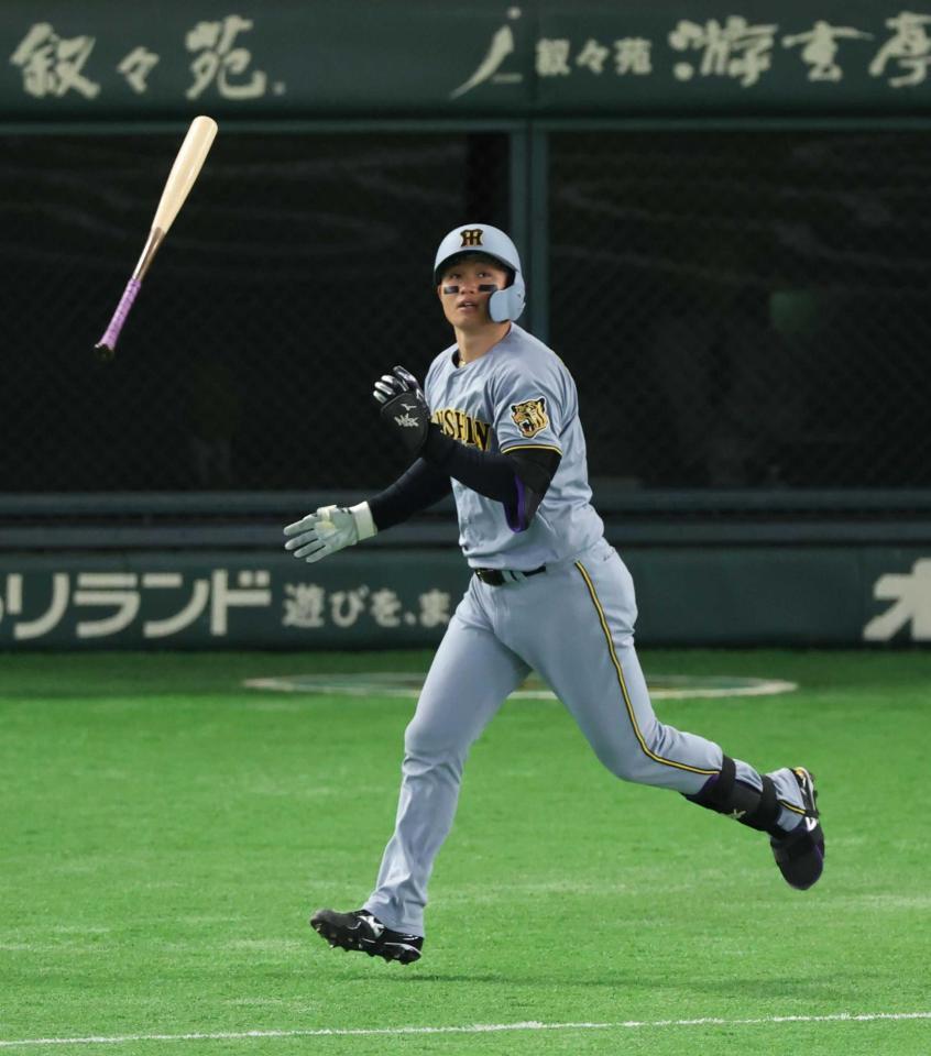 　３回、ソロを放ちバットを放り投げる森下