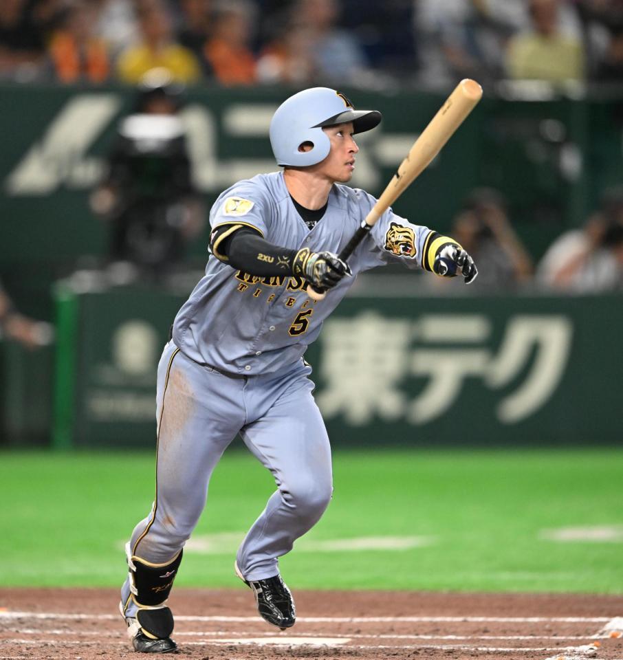 ３回、阪神１死、近本が右越に先制のソロを放つ＝東京ドーム（撮影・堀内翔）