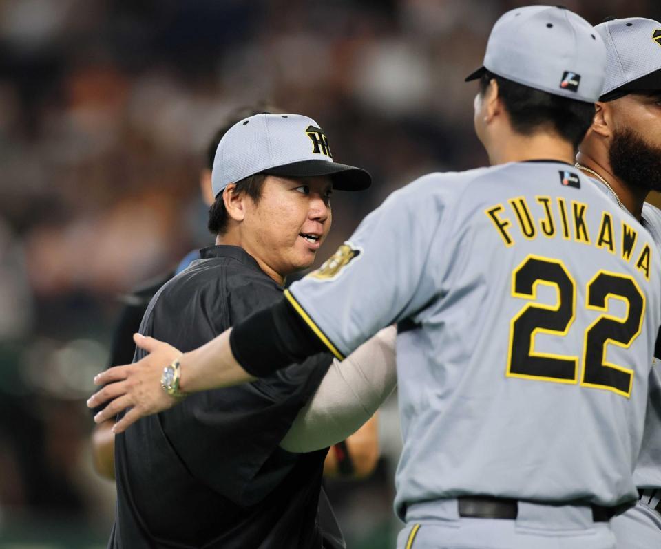 　勝ち星を挙げた村上は藤川監督に迎えられる（撮影・田中太一）