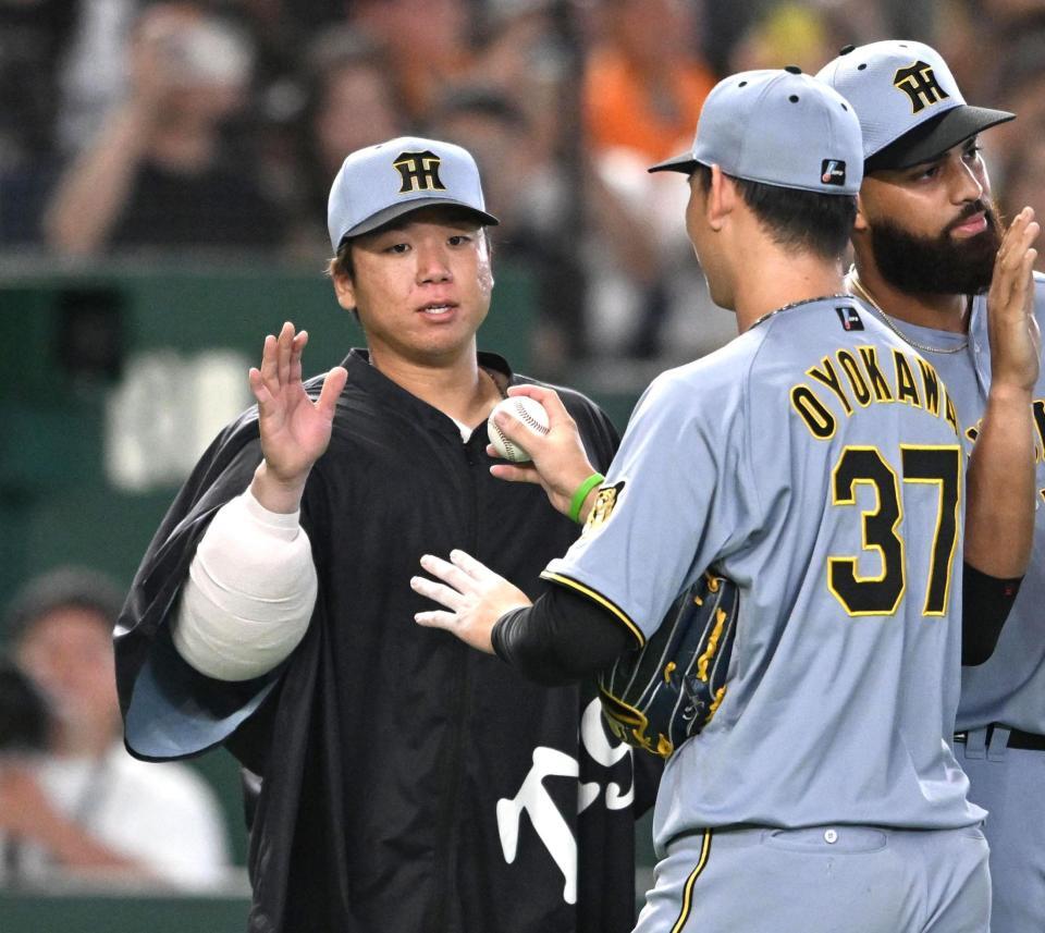 及川（右）からウィニングボールを受け取る村上（撮影・堀内翔）