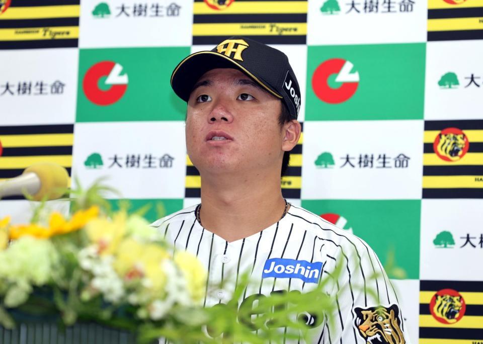 月間ＭＶＰを受賞し会見する村上（撮影・山口登）