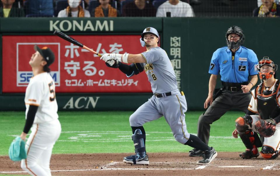 ７回、右中間にプロ入り通算１５０号となるソロを放つ佐藤輝（撮影・金田祐二）