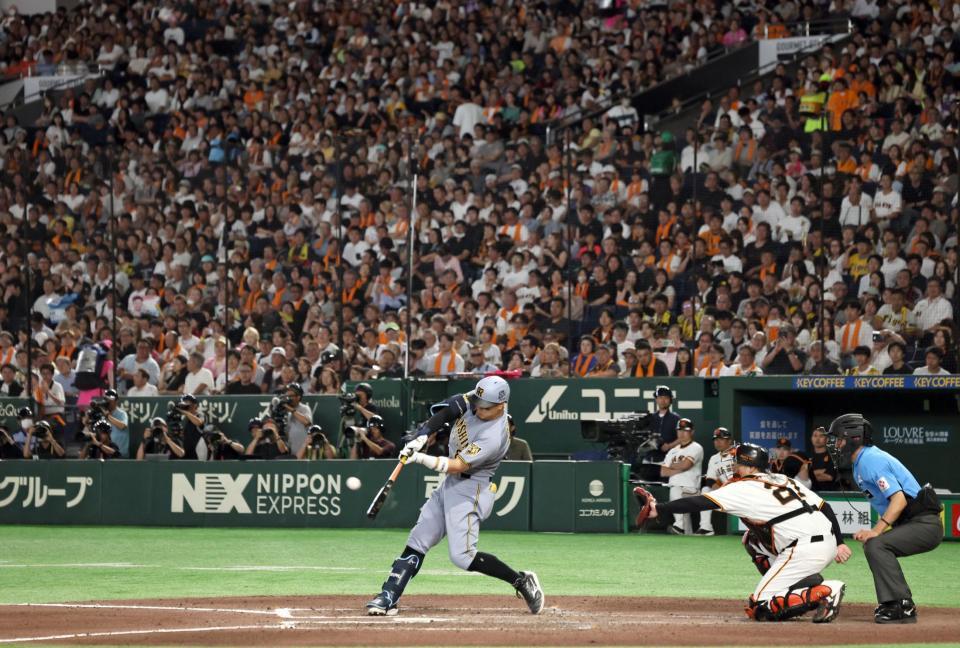 ７回、伝統の一戦でプロ通算１５０号を放つ佐藤輝（撮影・田中太一）