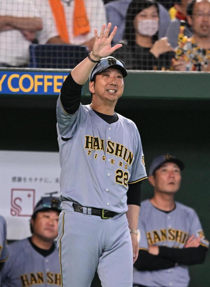 ９回、リプレー検証を要求する藤川監督（撮影・堀内翔）