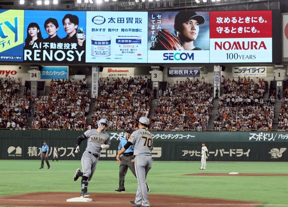 ７回、プロ通算１５０号を放ち、本塁へ走る佐藤輝（撮影・田中太一）