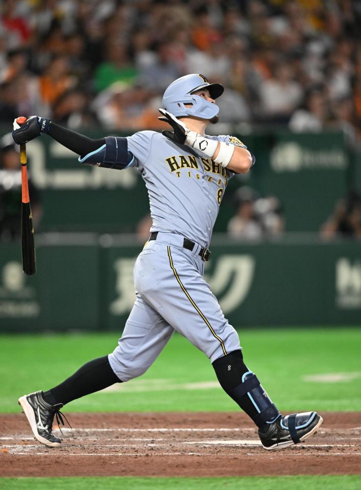 ３回、佐藤輝が２者連続本塁打を放つ（撮影・堀内翔）