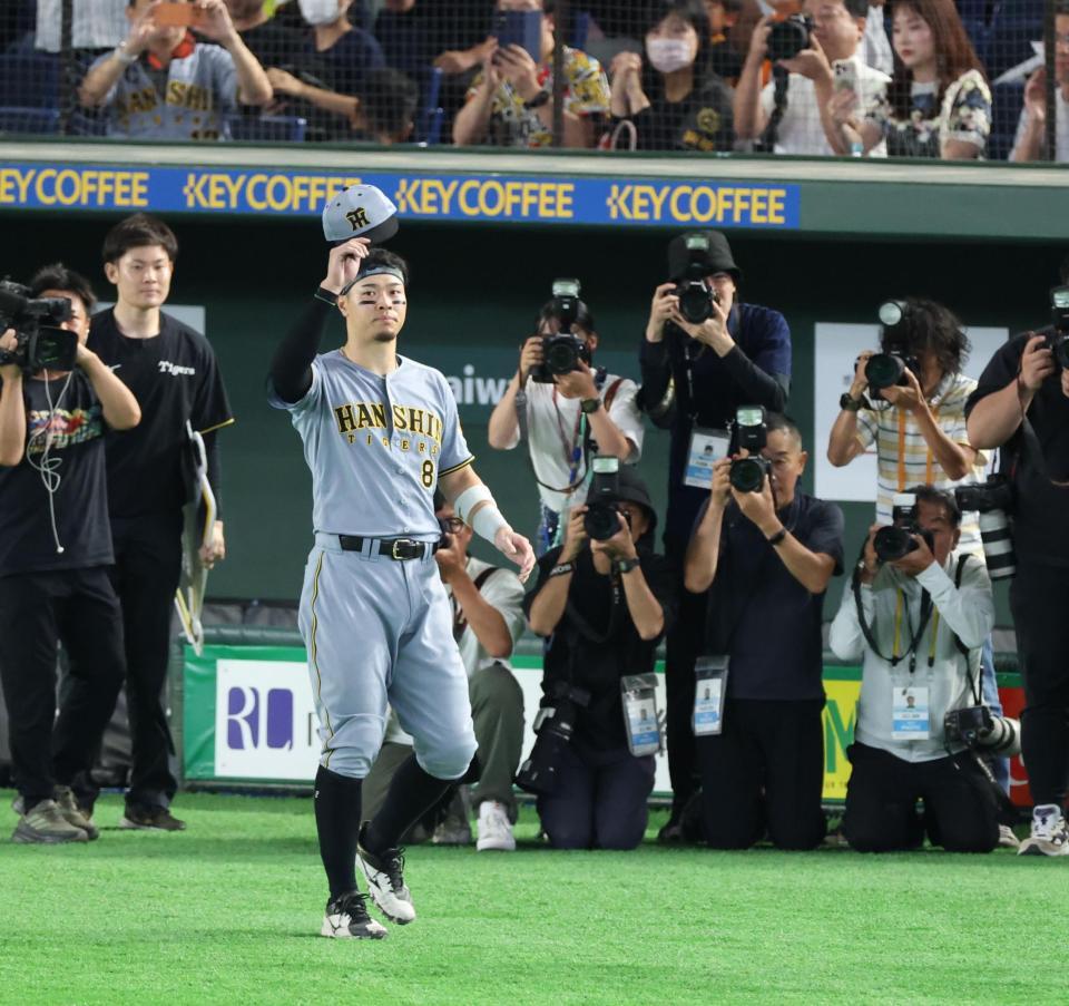 声援に応える佐藤輝（撮影・金田祐二）