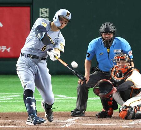 　３回、右越えソロを放つ佐藤輝（撮影・金田祐二）