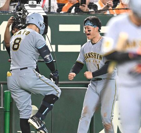 　３回、２者連続本塁打を放った佐藤輝（左）を迎える森下（撮影・堀内翔）