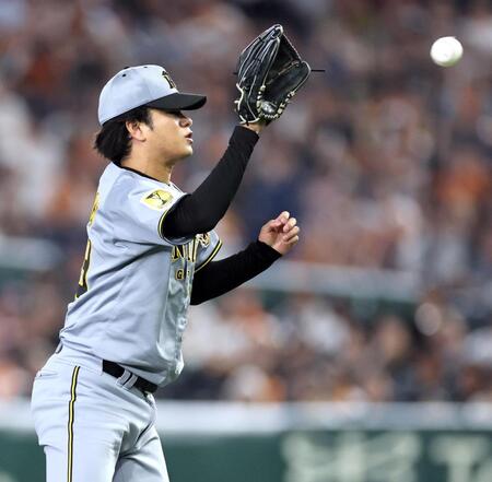 ５回、浦田の打球にグラブを出す高橋（撮影・田中太一）