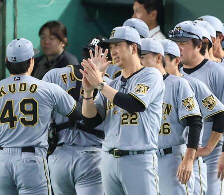 笑顔でナインを迎える藤川監督（撮影・金田祐二）
