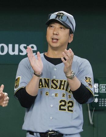 １回表、左犠飛を放った大山に拍手を贈る阪神・藤川監督　※※　＝東京ドーム