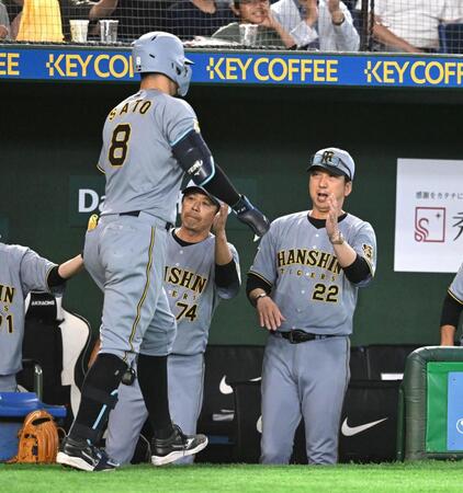 ３回、２者連続本塁打を放った佐藤輝（左）を迎える藤川監督（撮影・堀内翔）