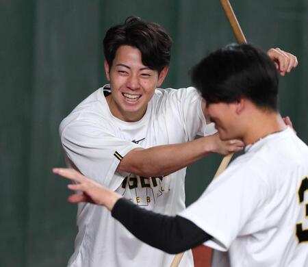 　笑顔で調整する下村（撮影・金田祐二）