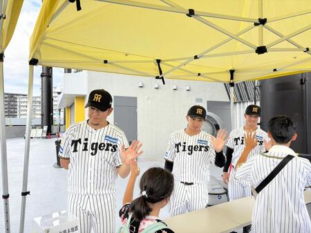 令和８年熊本地震の義援金を募る（左から）岩貞、島田、百崎