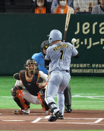 １回、死球を受ける森下（撮影・金田祐二）