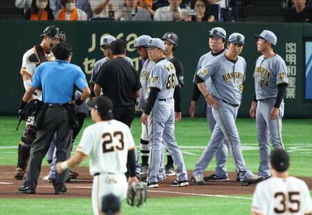 １回、森下が死球を受け厳しい表情のでベンチを出た藤川監督（撮影・金田祐二）