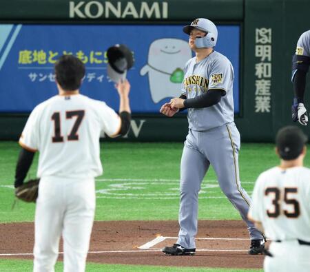 １回、西舘から死球を受け謝罪を受ける森下（撮影・金田祐二）