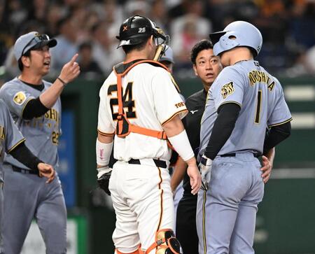 １回、森下（右）が死球を受けて西舘に怒りをぶつける藤川監督（左端）＝撮影・堀内翔