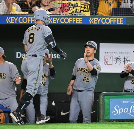 ４回、ソロを放った佐藤輝（左）を迎える藤川監督（撮影・堀内翔）