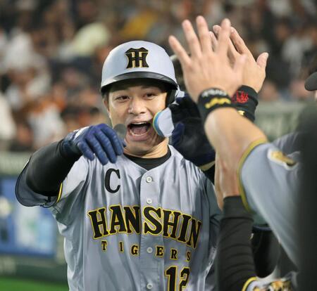 ６回、逆転２ランを放った坂本はナインとタッチを交わす（撮影・田中太一）