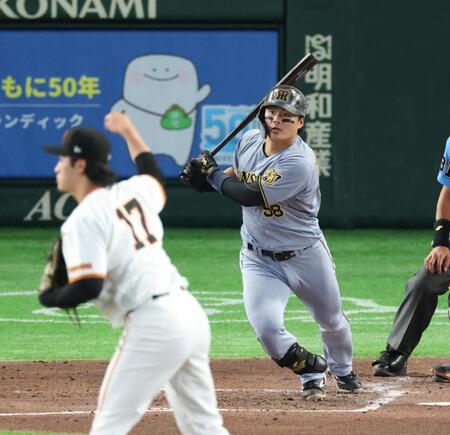 ４回、右前打を放つ前川（撮影・金田祐二）