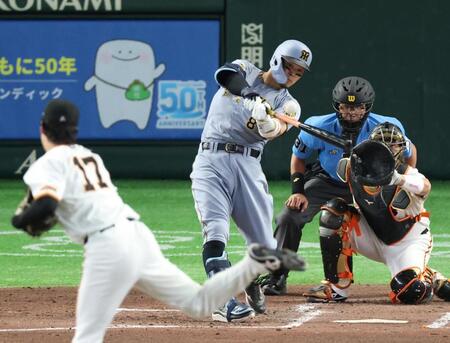 ４回阪神無死、右越えソロを放つ阪神・佐藤輝明＝東京ドーム（撮影・金田祐二）