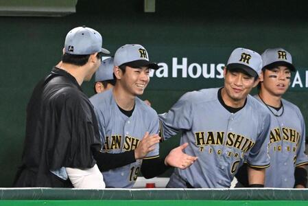 ９回、プロ初勝利を挙げてベンチで喜ぶ下村（左から２人目）＝撮影・堀内翔