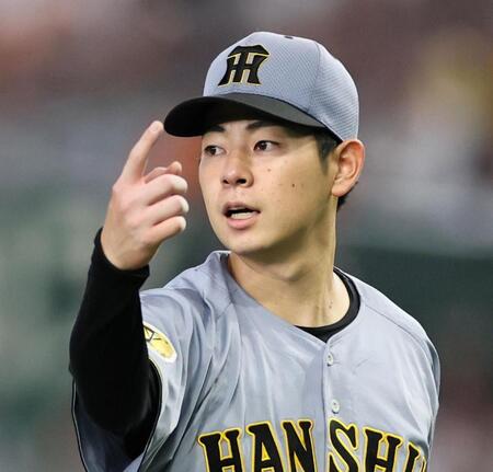 ４回、キャベッジのスイングをアピールする下村（撮影・田中太一）