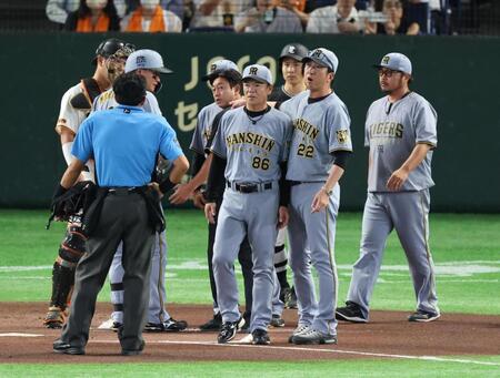 １回、森下が死球を受け厳しい表情のでベンチを出た藤川監督（撮影・金田祐二）