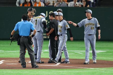 １回、森下が死球を受け厳しい表情のでベンチを出た藤川監督（撮影・金田祐二）