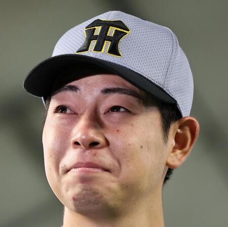 プロ初勝利を挙げた下村は涙をこらえる（撮影・田中太一）