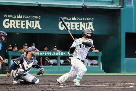 初回、同点の右前適時打を放つ嶋村