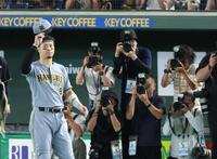 　ファンの声援に応える佐藤輝