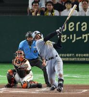 ３回、中越えソロを放つ森下（撮影・金田祐二）