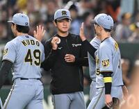 　９回、ウイニングボールを手にナインを迎える高橋（中央）＝撮影・堀内翔