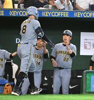 ３回、２者連続本塁打を放った佐藤輝（左）を迎える藤川監督（撮影・堀内翔）