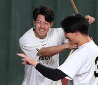 　笑顔で調整する下村（撮影・金田祐二）