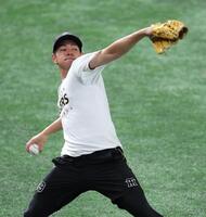 調整する阪神・下村海翔＝東京ドーム（撮影・金田祐二）