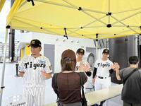 令和８年熊本地震の義援金を募る（左から）岩貞、島田、百崎