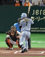 １回、死球を受ける森下（撮影・金田祐二）