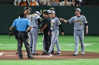 １回、森下が死球を受け厳しい表情のでベンチを出た藤川監督（撮影・金田祐二）