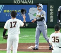 １回、西舘から死球を受け謝罪を受ける森下（撮影・金田祐二）