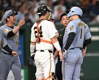 １回、森下（右）が死球を受けて西舘に怒りをぶつける藤川監督（左端）＝撮影・堀内翔