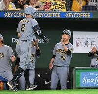 ４回、ソロを放った佐藤輝（左）を迎える藤川監督（撮影・堀内翔）