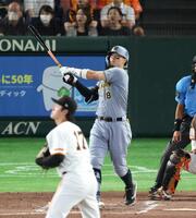 ４回、右越えソロを放つ佐藤輝（撮影・金田祐二）