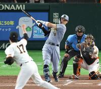 ４回、右越えソロを放つ佐藤輝（撮影・金田祐二）