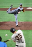 １回、泉口を右飛に打ち取る下村（撮影・堀内翔）