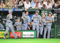 ６回、逆転の２ランを放った坂本（１２番）を迎える下村（左から２人目）ら阪神ナイン（撮影・堀内翔）