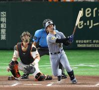 ６回、左越えに逆転２ランを放つ坂本（撮影・金田祐二）